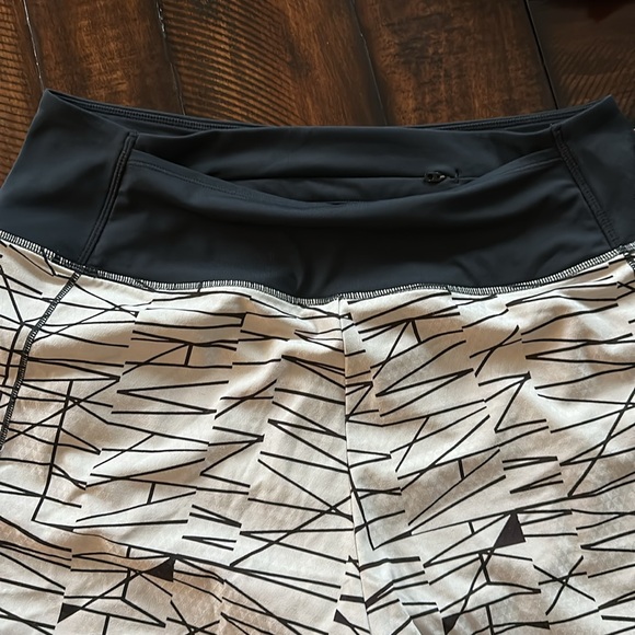 Oiselle High Rise Roga - Size 8, color is cream and Black - Picture 3 of 7